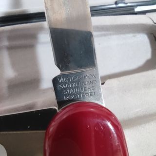 Victorinox y bolígrafo Cross