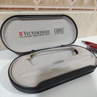 Victorinox y bolígrafo Cross