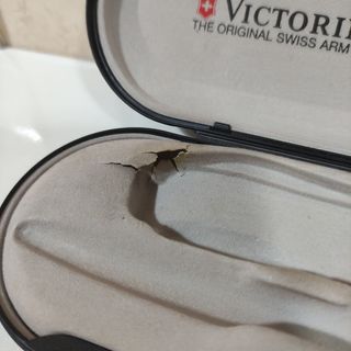 Victorinox y bolígrafo Cross
