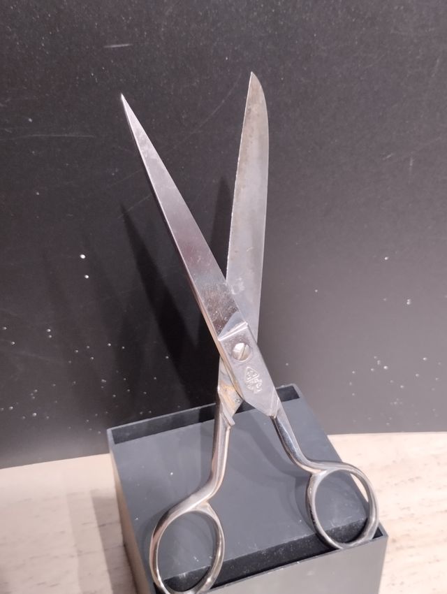 Tijeras tres claveles.(18cm)..