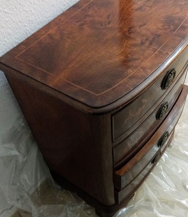 Cab. Espejo y mesita de noche. Madera noble.