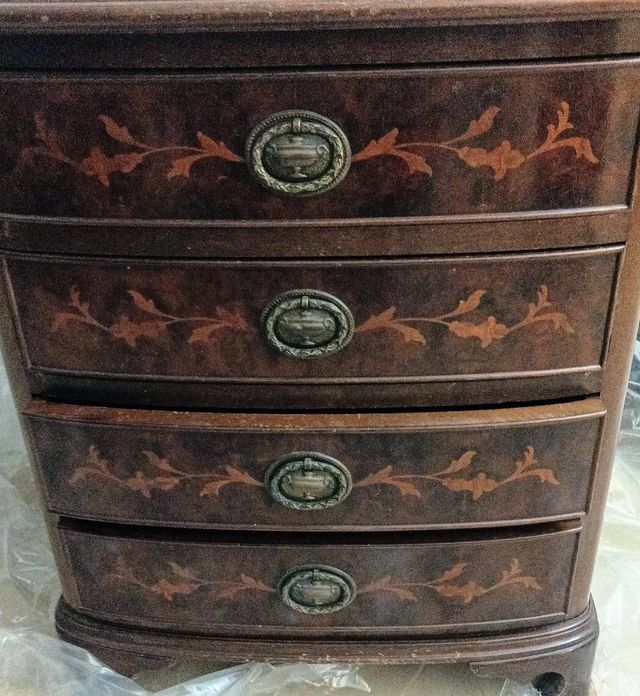 Cab. Espejo y mesita de noche. Madera noble.