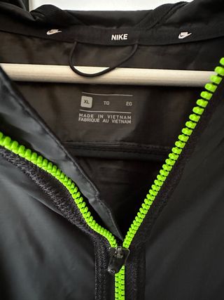 NIKE CHAQUETA IMPERMEABLE CORTAVIENTOS RUN SHIELD