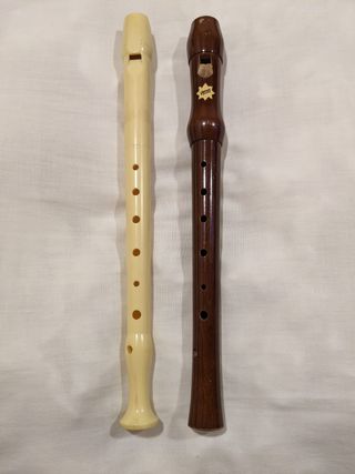 2 flautas (una de madera)