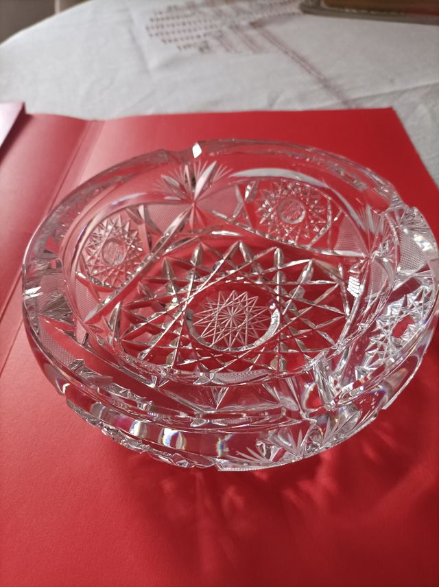 Cenicero de cristal tallado de Bohemia