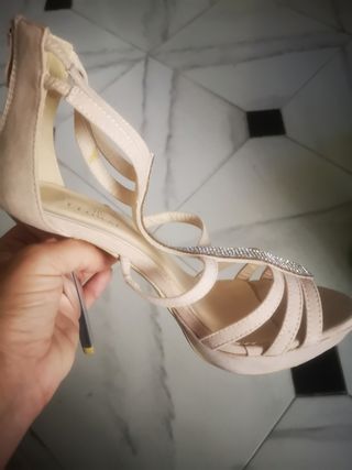 Zapato tacon beis aterciopelado con tira pedrería