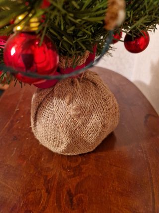 Albero Natale con luci e Gesù Bambino