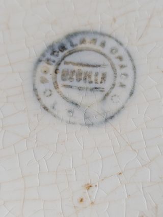 Fuente antigua, sellada, porcelana opaca