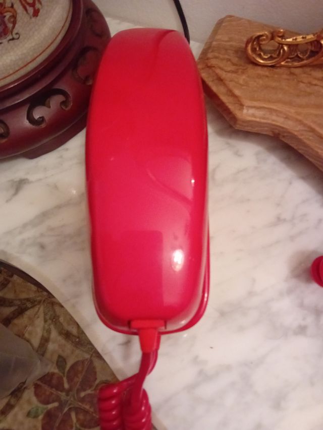 Sto vendendo un telefono bellissimo. Gondola in rosso.