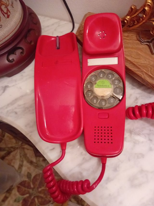 Sto vendendo un telefono bellissimo. Gondola in rosso.
