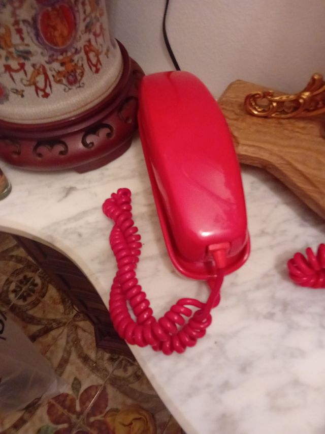 Sto vendendo un telefono bellissimo. Gondola in rosso.