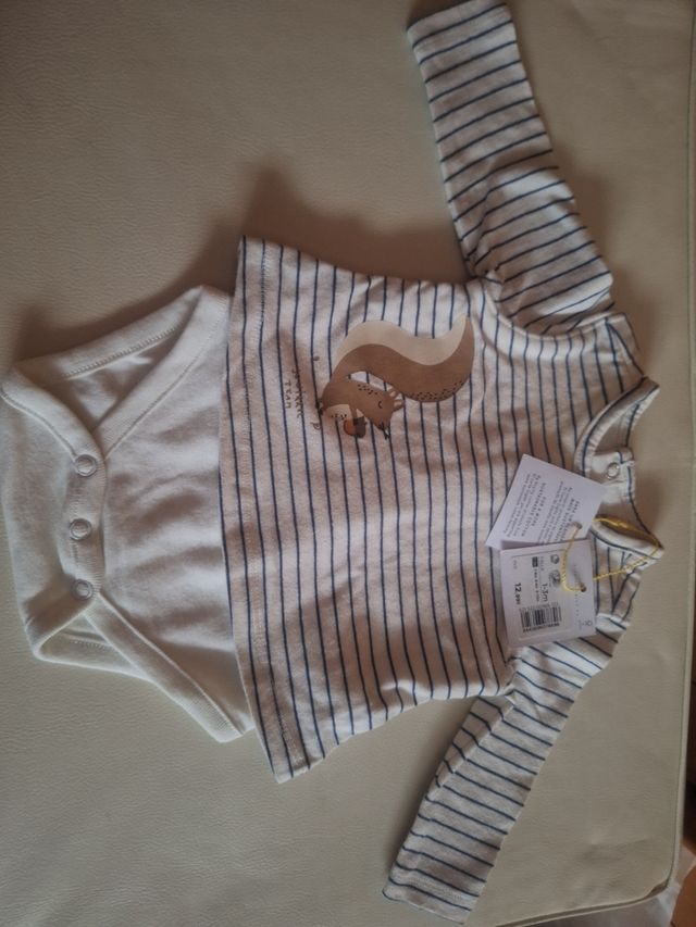 Body de bebe con efecto camiseta
