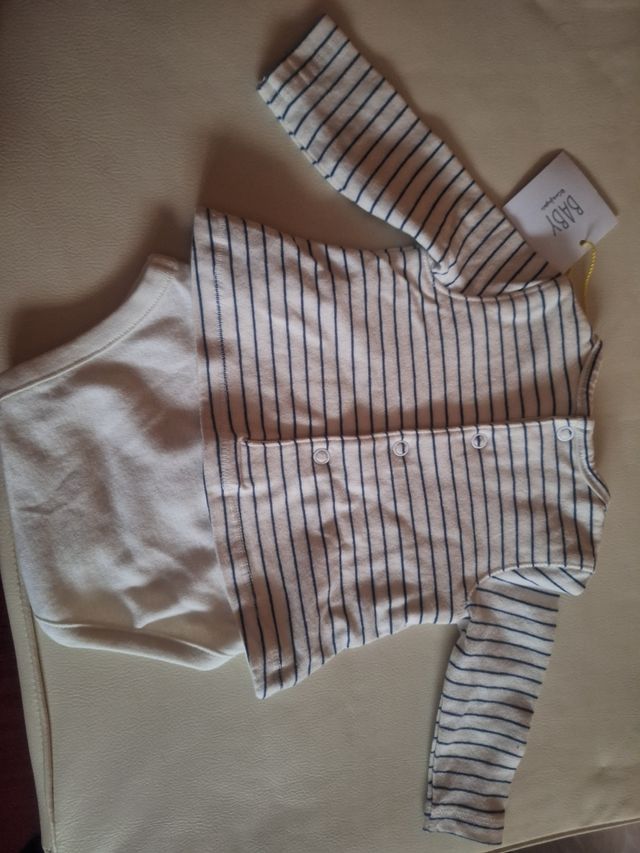 Body de bebe con efecto camiseta