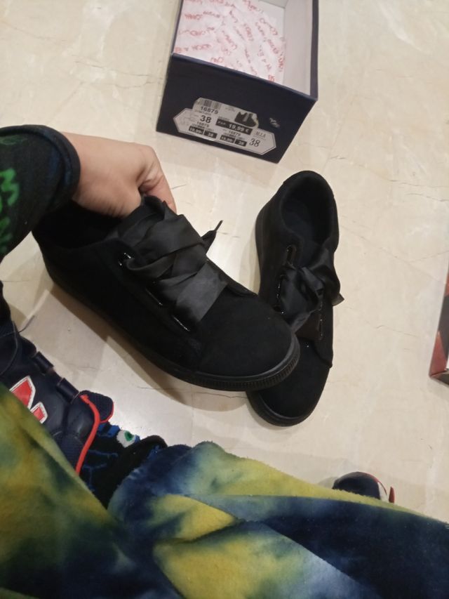 Zapatillas negras mujer lazos