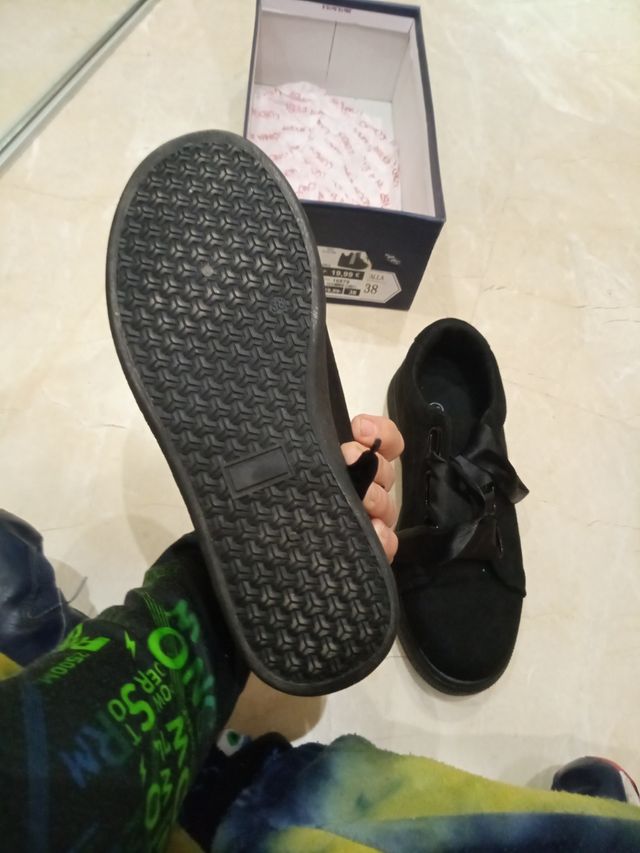 Zapatillas negras mujer lazos