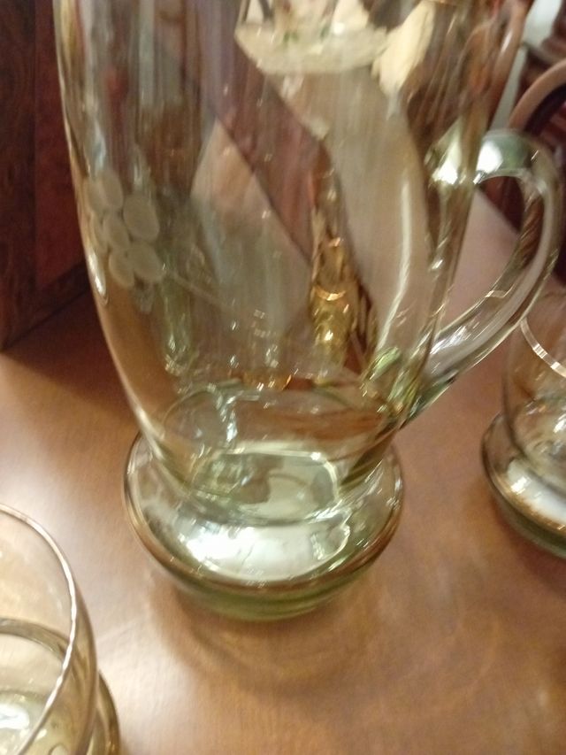VENDO UNA BELLISSIMA CARAFFA, CON I SUOI 6 BICCHIERI ABBINATI