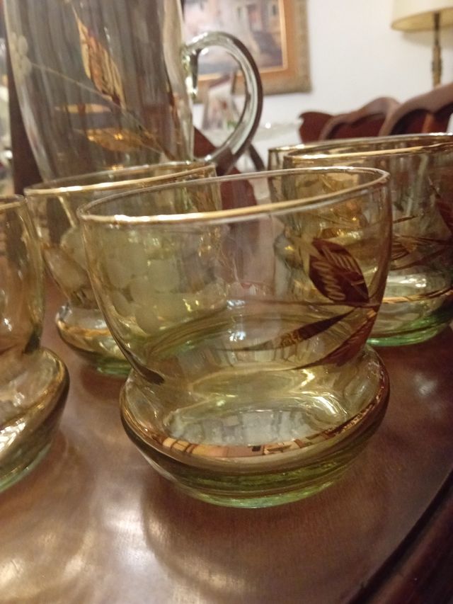 VENDO UNA BELLISSIMA CARAFFA, CON I SUOI 6 BICCHIERI ABBINATI