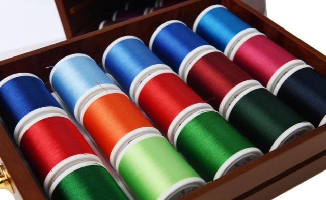 Caja de hilo de costura y bordado