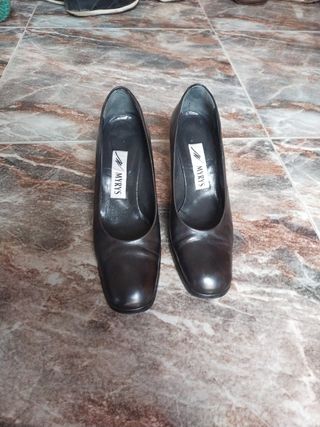 Zapatos salón color gris metálico tipo charol