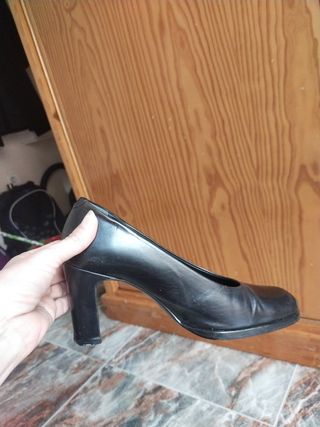 Zapatos salón color gris metálico tipo charol