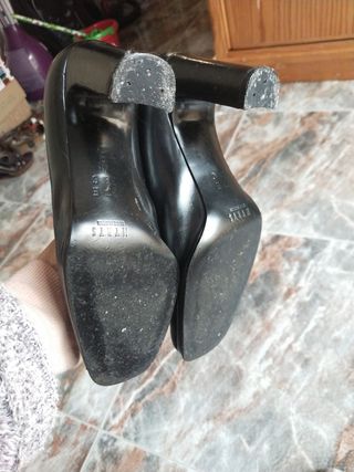 Zapatos salón color gris metálico tipo charol