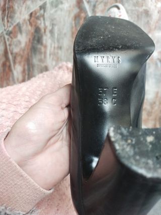 Zapatos salón color gris metálico tipo charol