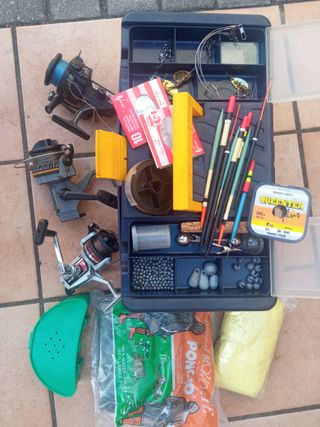 Cañas, aparejos de pesca y silla