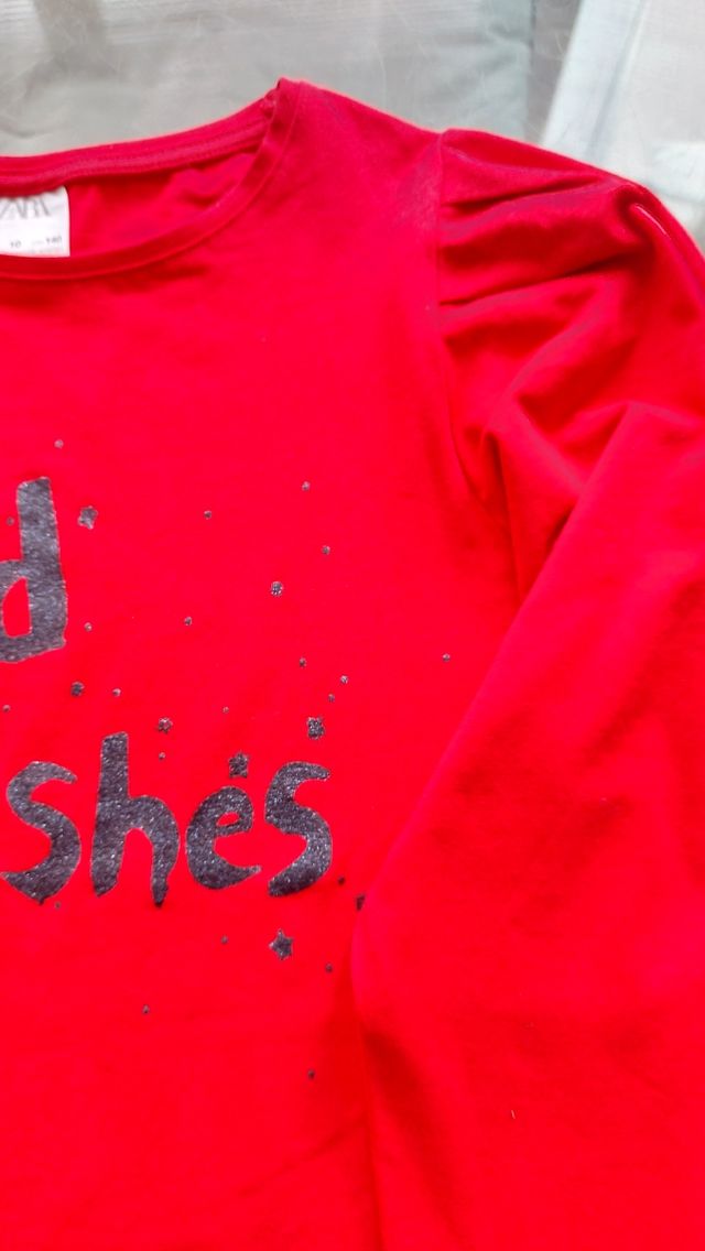 Camiseta roja Zara.