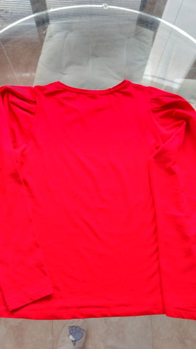Camiseta roja Zara.
