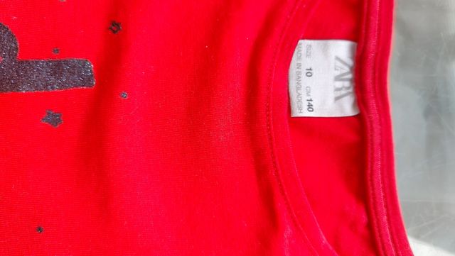 Camiseta roja Zara.