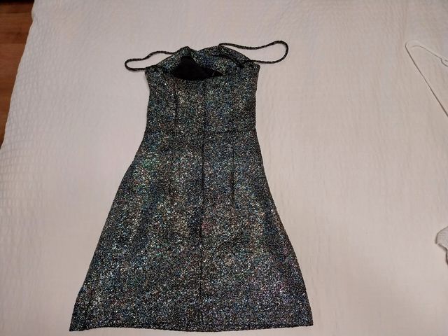Vestido de fiesta con brillos de Zara