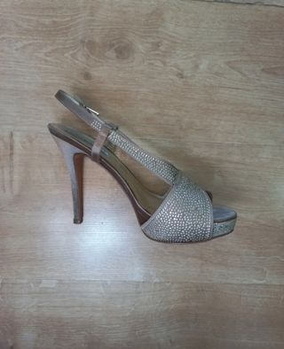 Zapatos de tacón dorados con brillantes  de 10 cm