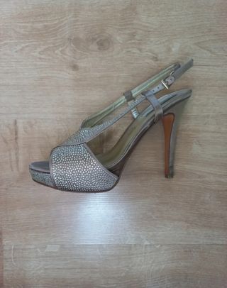 Zapatos de tacón dorados con brillantes  de 10 cm
