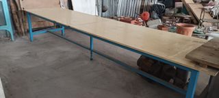 Tavolo in ferro e formica. Molto robusto e resistente