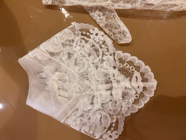 guantes y pañuelo con alfileres boda