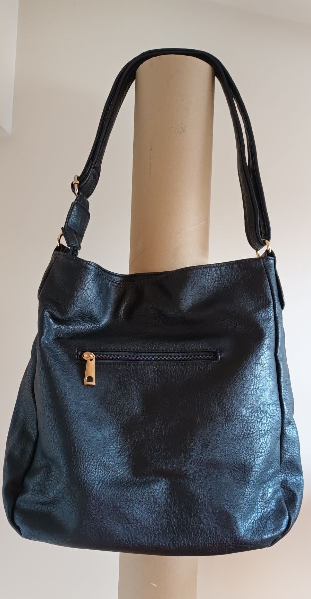 Práctico bolso negro imitación piel