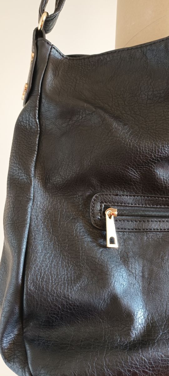 Práctico bolso negro imitación piel