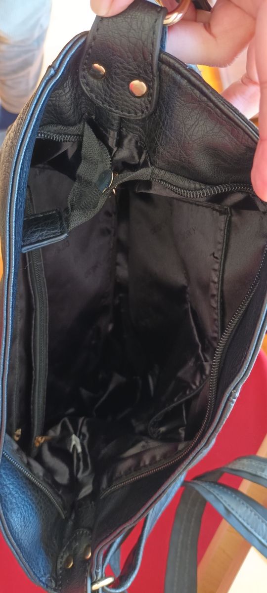 Práctico bolso negro imitación piel