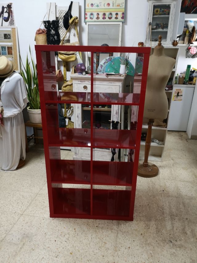 Mobili ausiliari rossi versatili ed eleganti