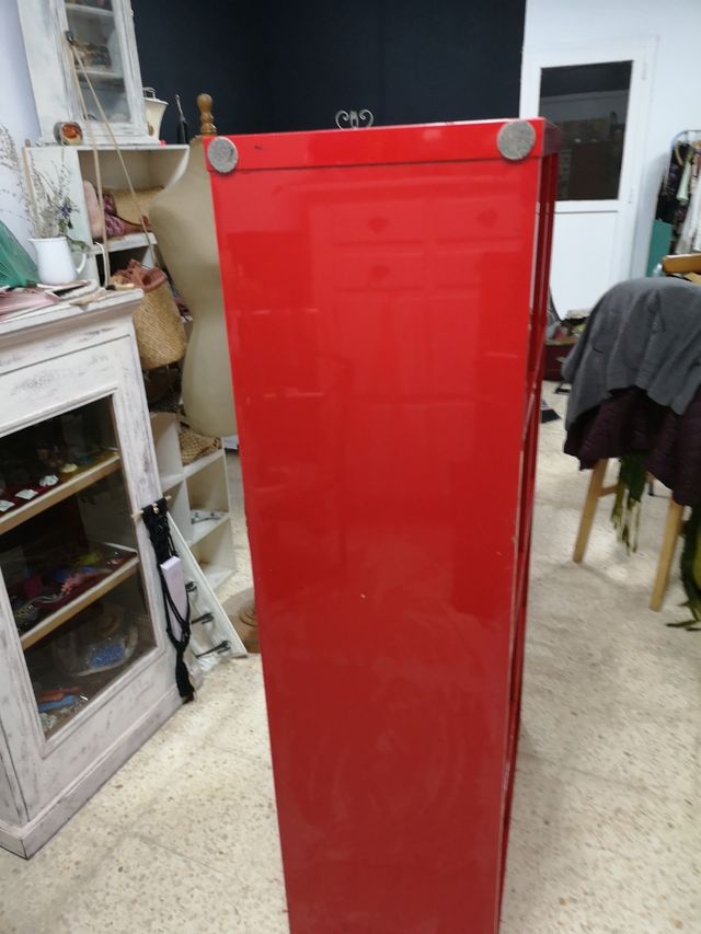 Mobili ausiliari rossi versatili ed eleganti