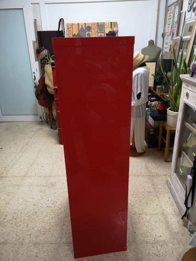 Mobili ausiliari rossi versatili ed eleganti