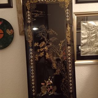 Biombo antiguo con figuras en relieve