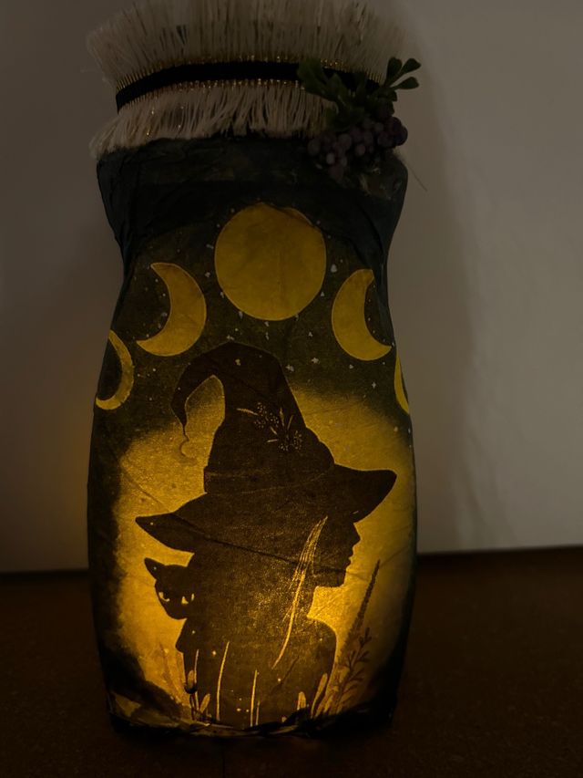 bruja y luna luz decorativa