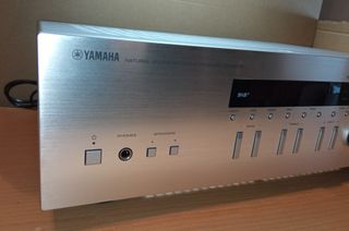 Receptor estéreo Yamaha R-N303D plateado