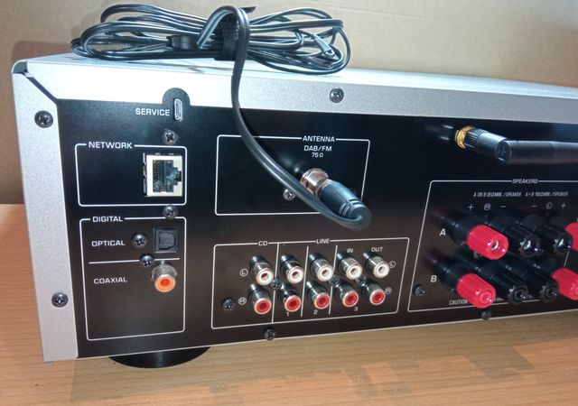 Receptor estéreo Yamaha R-N303D plateado