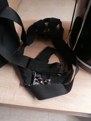 Tambor con su funda, arnés y baquetas.