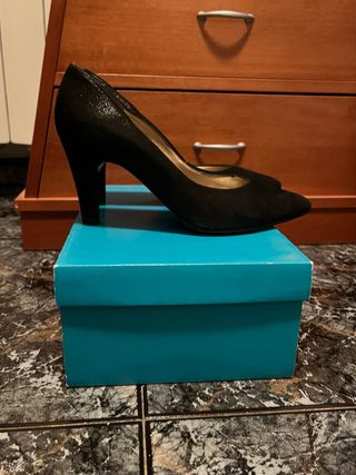 Zapato de salón negro como nuevo
