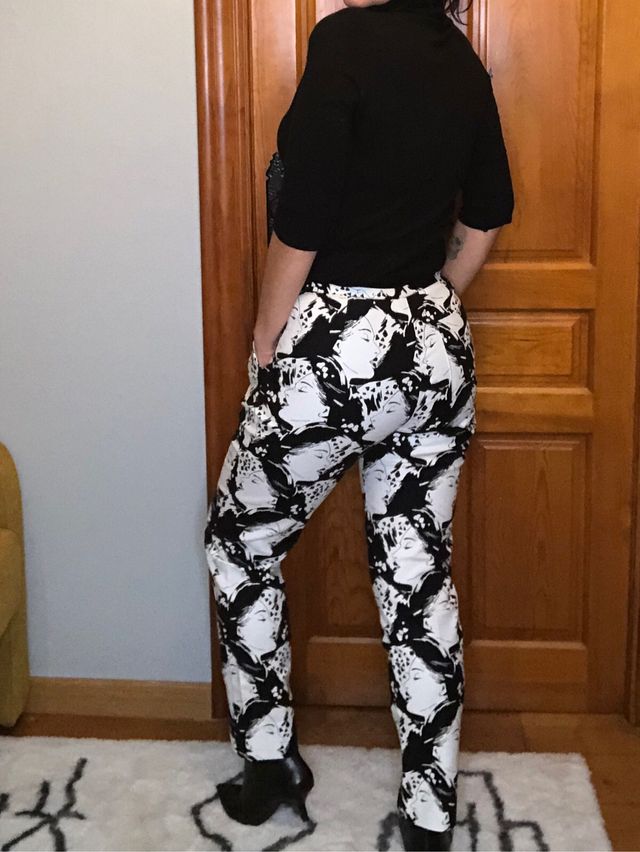Pantalón blanco y negro.