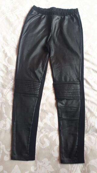Pantalón negro talla S de Calzedonia.