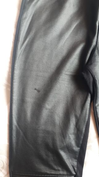 Pantalón negro talla S de Calzedonia.